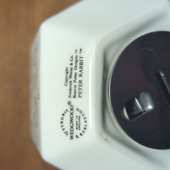 WEDGWOOD of Etruria Beatrix Potter Peter Rabbit Bank - Picture 8 of 8